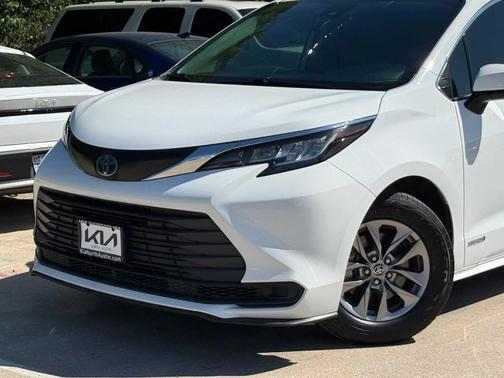 Super White 2021 Toyota Sienna LE