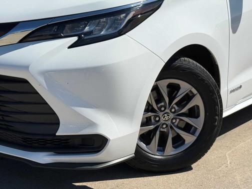 Super White 2021 Toyota Sienna LE