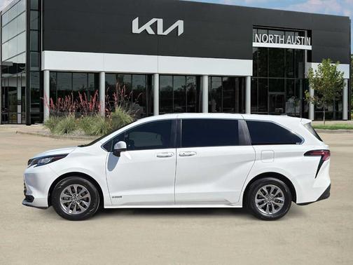 Super White 2021 Toyota Sienna LE
