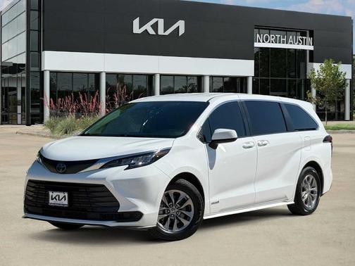 Super White 2021 Toyota Sienna LE