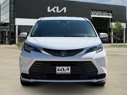 Super White 2021 Toyota Sienna LE