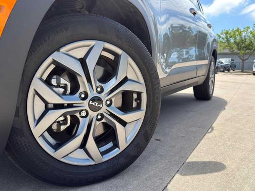 Steel Gray 2024 Kia Seltos LX