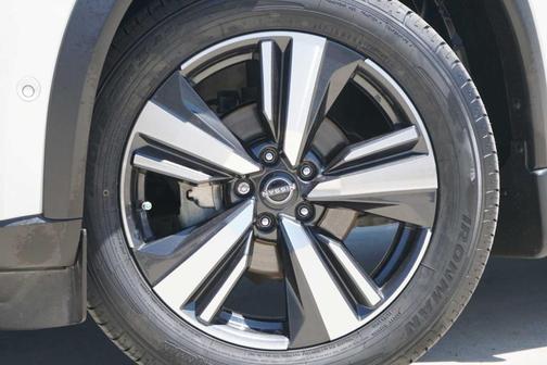 White 2023 Nissan Rogue Platinum