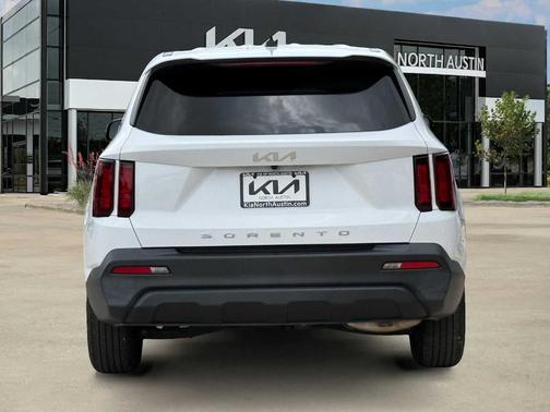 Glacial White Pearl 2022 Kia Sorento LX