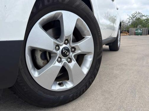 Clear White 2018 Kia Soul Base