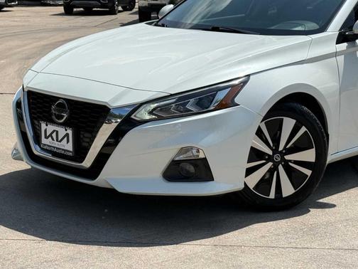 White 2019 Nissan Altima 2.5 SL