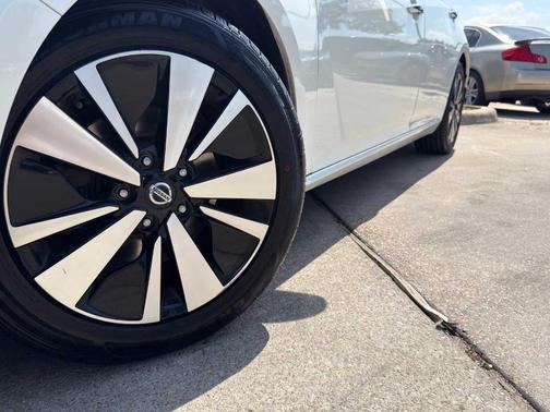 White 2019 Nissan Altima 2.5 SL
