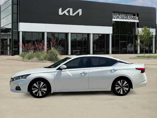 White 2019 Nissan Altima 2.5 SL