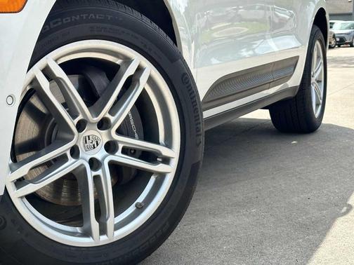 2024 Porsche Macan T