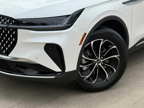 White Platinum Tri-Coat Metallic 2025 Lincoln Nautilus Premiere