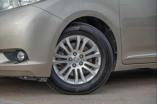 2017 Toyota Sienna XLE