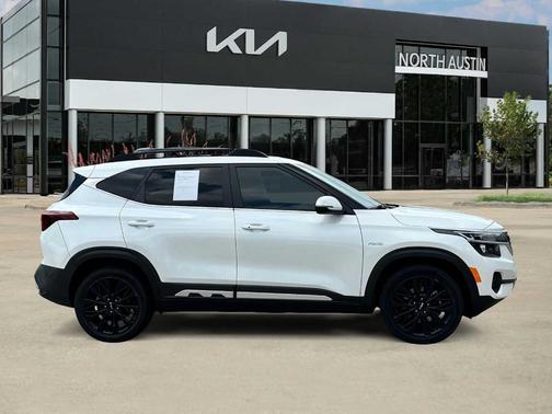 Snow White Pearl 2022 Kia Seltos Nightfall