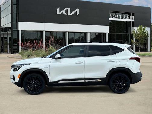 Snow White Pearl 2022 Kia Seltos Nightfall