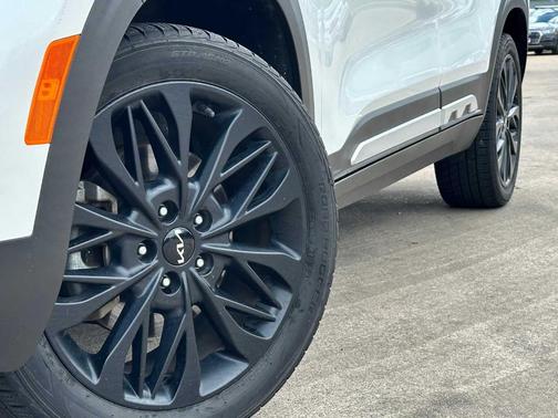 Snow White Pearl 2022 Kia Seltos Nightfall