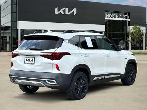 Snow White Pearl 2022 Kia Seltos Nightfall