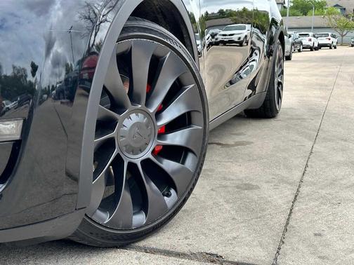 Black 2023 Tesla Model Y Performance