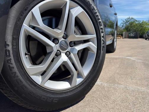 Manhattan Gray Metallic 2019 Audi Q5 2.0T Premium