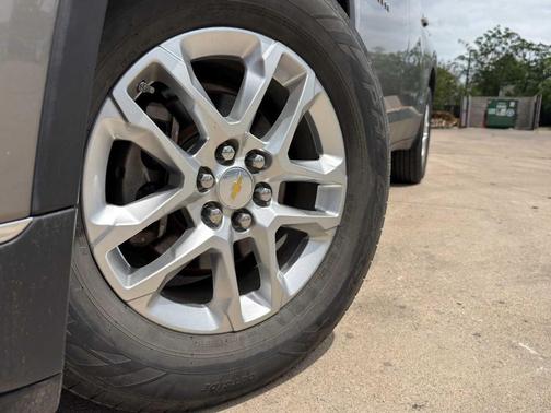 Pepperdust Metallic 2019 Chevrolet Traverse LT Cloth