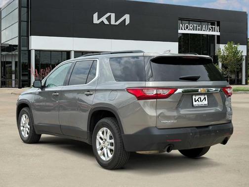 Pepperdust Metallic 2019 Chevrolet Traverse LT Cloth