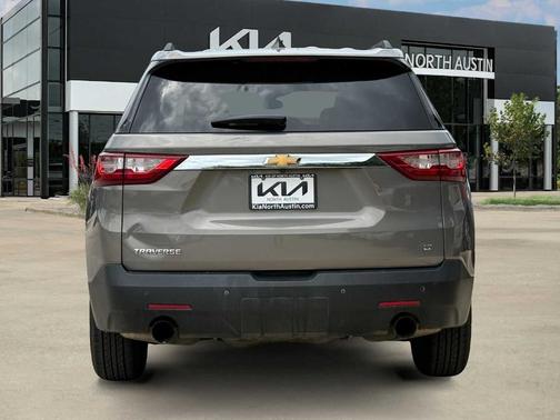 Pepperdust Metallic 2019 Chevrolet Traverse LT Cloth