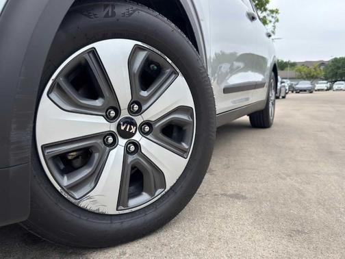 Silky Silver 2018 Kia Niro EX