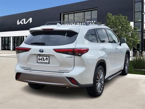 2022 Toyota Highlander Hybrid Platinum