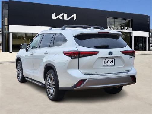 2022 Toyota Highlander Hybrid Platinum