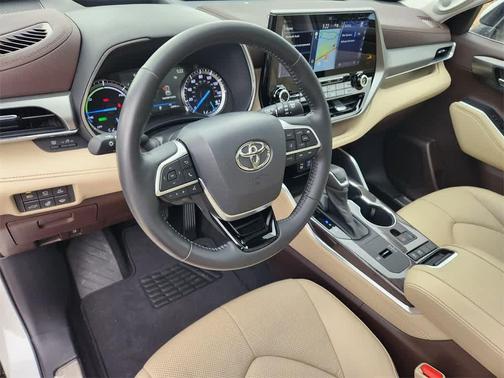 2022 Toyota Highlander Hybrid Platinum