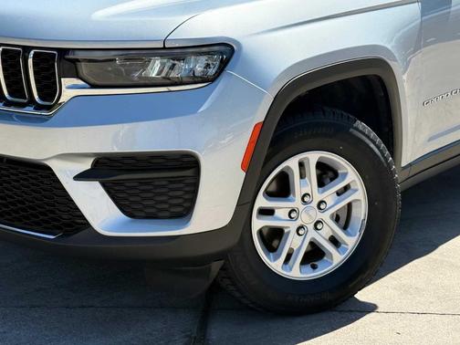 Silver Zynith 2023 Jeep Grand Cherokee Laredo