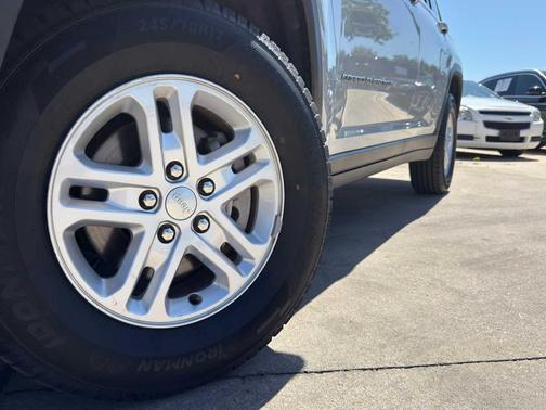 Silver Zynith 2023 Jeep Grand Cherokee Laredo
