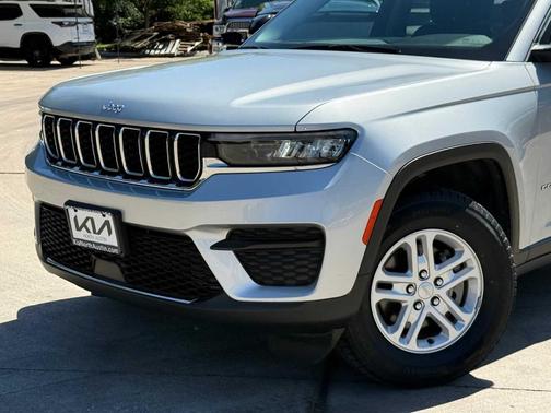 Silver Zynith 2023 Jeep Grand Cherokee Laredo