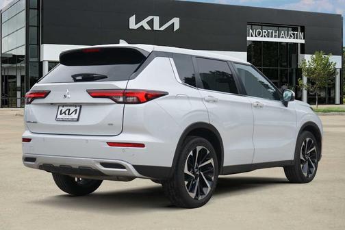 White Diamond 2023 Mitsubishi Outlander SE