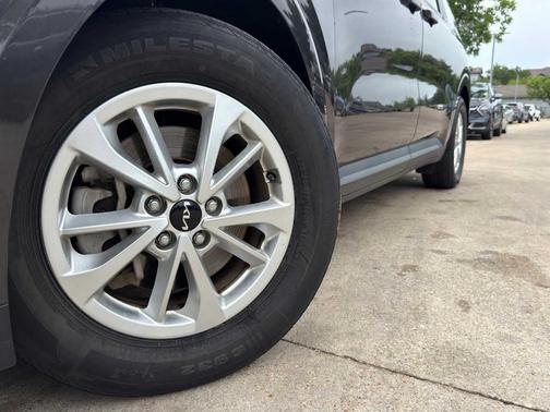 Metal 2023 Kia Carnival LX