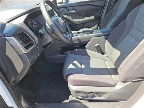 Everest White Pearl Tricoat 2026 Nissan Rogue SV