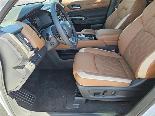 Everest White Pearl Tricoat/Super Black 2026 Nissan Pathfinder Platinum