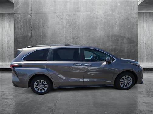 2021 Toyota Sienna XLE 8 Passenger