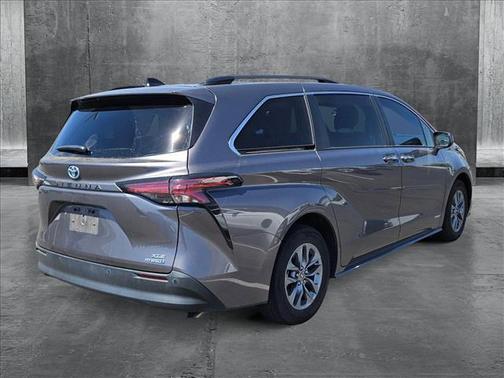 2021 Toyota Sienna XLE 8 Passenger