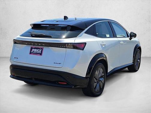 Everest White Pearl Tricoat/Black Diamond Pearl 2023 Nissan ARIYA EVOLVE+