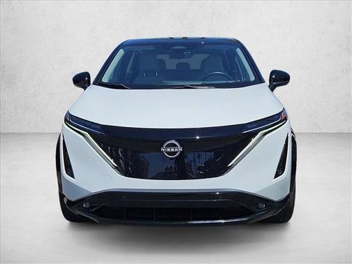 Everest White Pearl Tricoat/Black Diamond Pearl 2023 Nissan ARIYA EVOLVE+