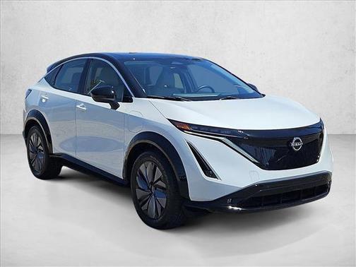 Everest White Pearl Tricoat/Black Diamond Pearl 2023 Nissan ARIYA EVOLVE+