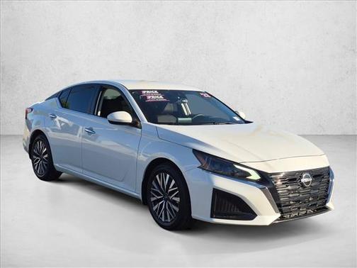 Pearl White Tricoat 2023 Nissan Altima 2.5 SV