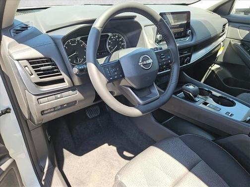 Everest White Pearl Tricoat 2026 Nissan Rogue SV