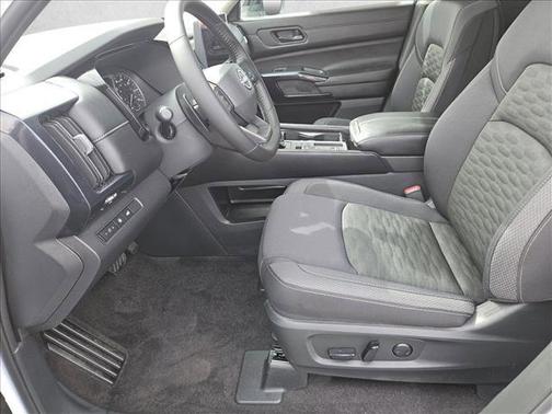 Everest White Pearl Tricoat 2026 Nissan Pathfinder SV