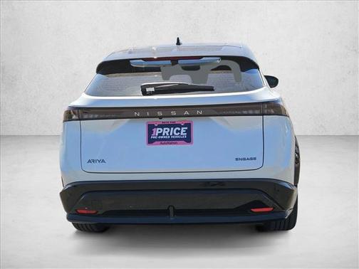 Everest White Pearl Tricoat/Black Diamond Pearl 2023 Nissan ARIYA ENGAGE
