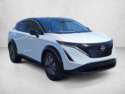 Everest White Pearl Tricoat/Black Diamond Pearl 2023 Nissan ARIYA ENGAGE
