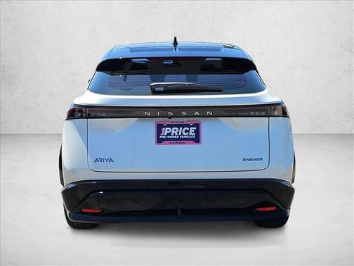 Everest White Pearl Tricoat/Black Diamond Pearl 2023 Nissan ARIYA ENGAGE