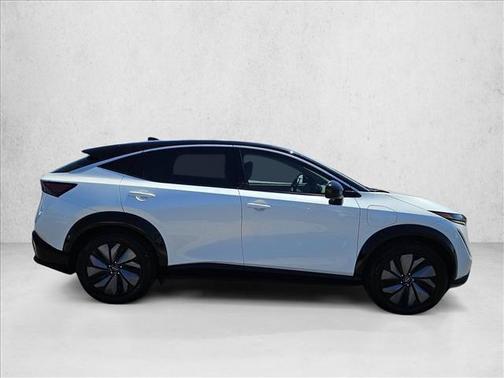 Everest White Pearl Tricoat/Black Diamond Pearl 2023 Nissan ARIYA ENGAGE