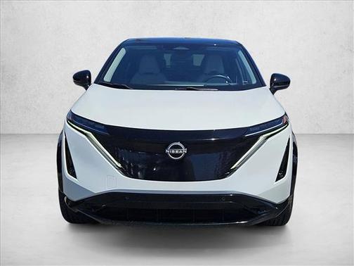 Everest White Pearl Tricoat/Black Diamond Pearl 2023 Nissan ARIYA ENGAGE