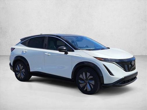 Everest White Pearl Tricoat/Black Diamond Pearl 2023 Nissan ARIYA ENGAGE