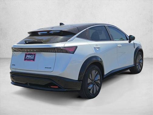 Everest White Pearl Tricoat/Black Diamond Pearl 2023 Nissan ARIYA ENGAGE